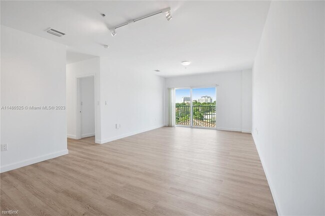 Building Photo - 3 br, 2 bath House - 2280 SW 32nd Ave Apt 315