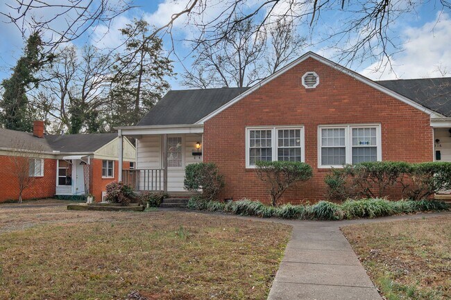 Foto del edificio - Gorgeous 2BR/1BA Duplex near Selwyn and Park Rd Hotspots!