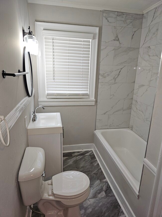 Baño reformado - 131 E Park Ave