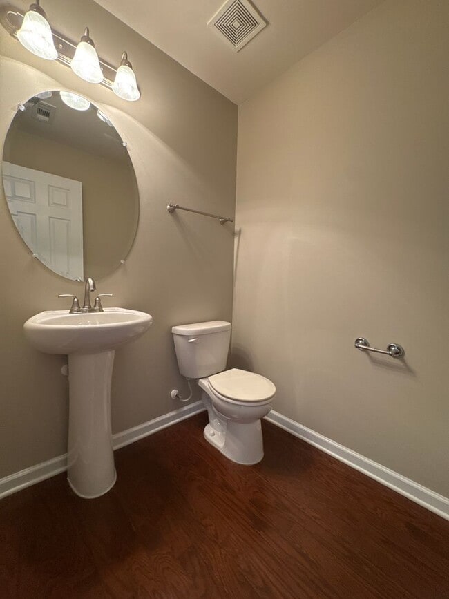 Building Photo - Well-Maintained 4BR Home in Lebanon | Great Location + Natural Light