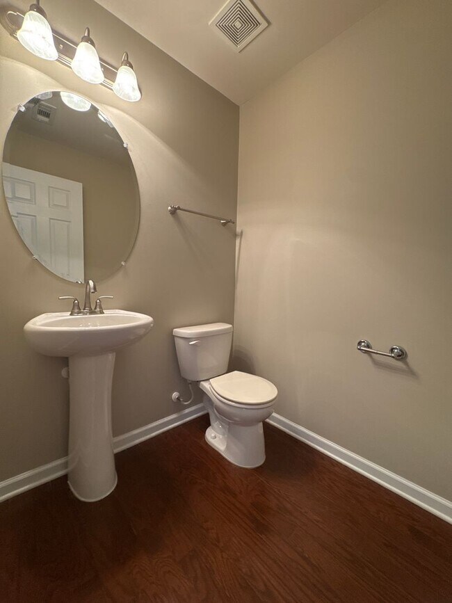Foto del edificio - Well-Maintained 4BR Home in Lebanon | Great Location + Natural Light