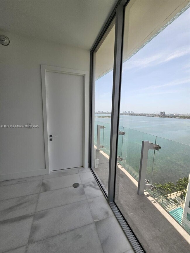 Foto del edificio - 700 NE 26th St