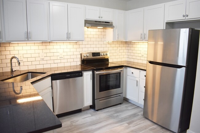 Building Photo - 625 6th Ave