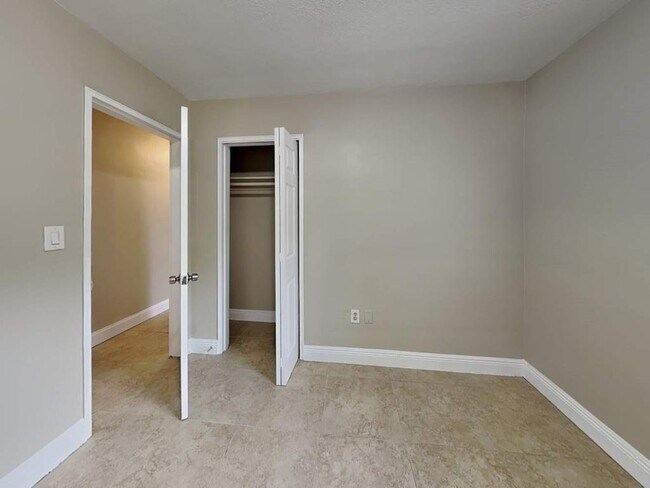 Foto del edificio - 1410 N 70th Terrace