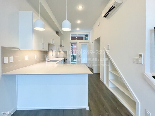 Building Photo - 2 br, 2 bath Townhome - 2040 24th Ave S -