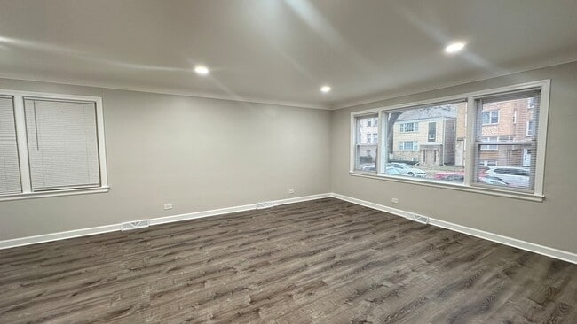 Building Photo - 5715 N Spaulding Ave