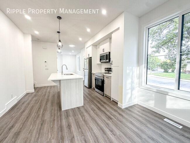 Photo du bâtiment - Modern 3 Beds, 2.5 Baths Upper/ Main Level...