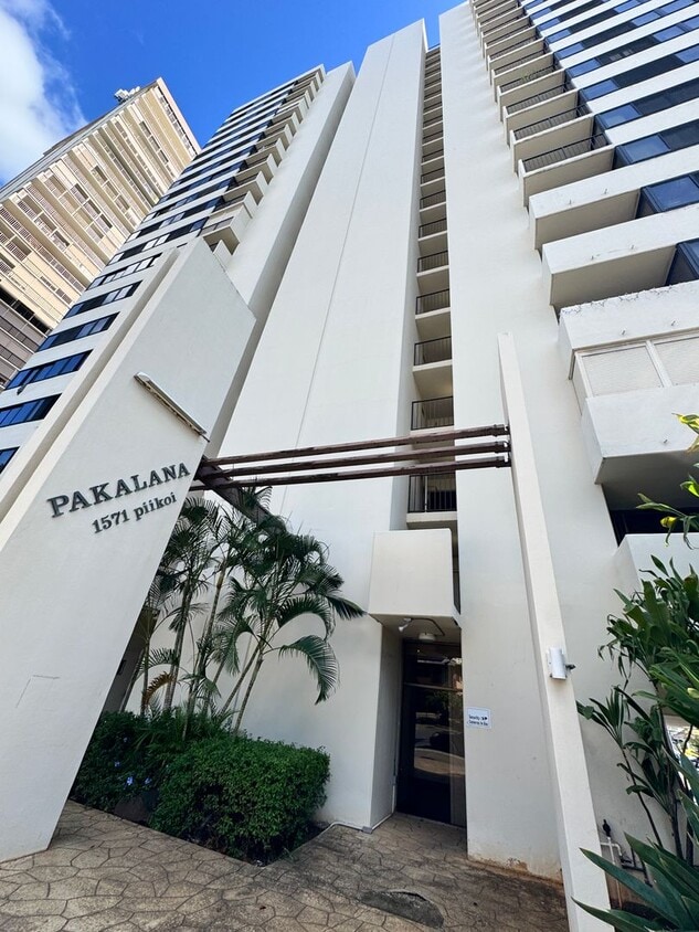 Primary Photo - Bright and Breezy 2 bed, 1.5 bath, 1 parking top floor condo in Makiki!!