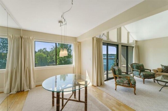 Building Photo - 2 bedroom in Seattle WA 98112