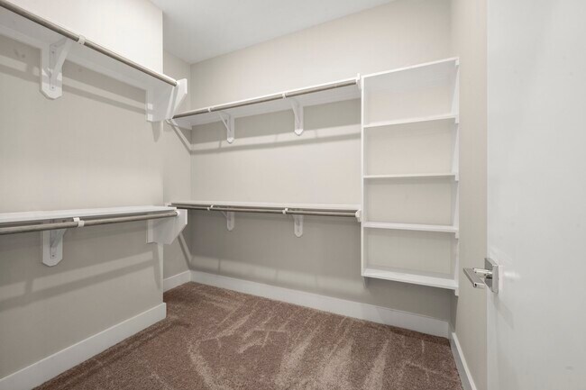 Foto del edificio - 8103 Esther Acres Ln