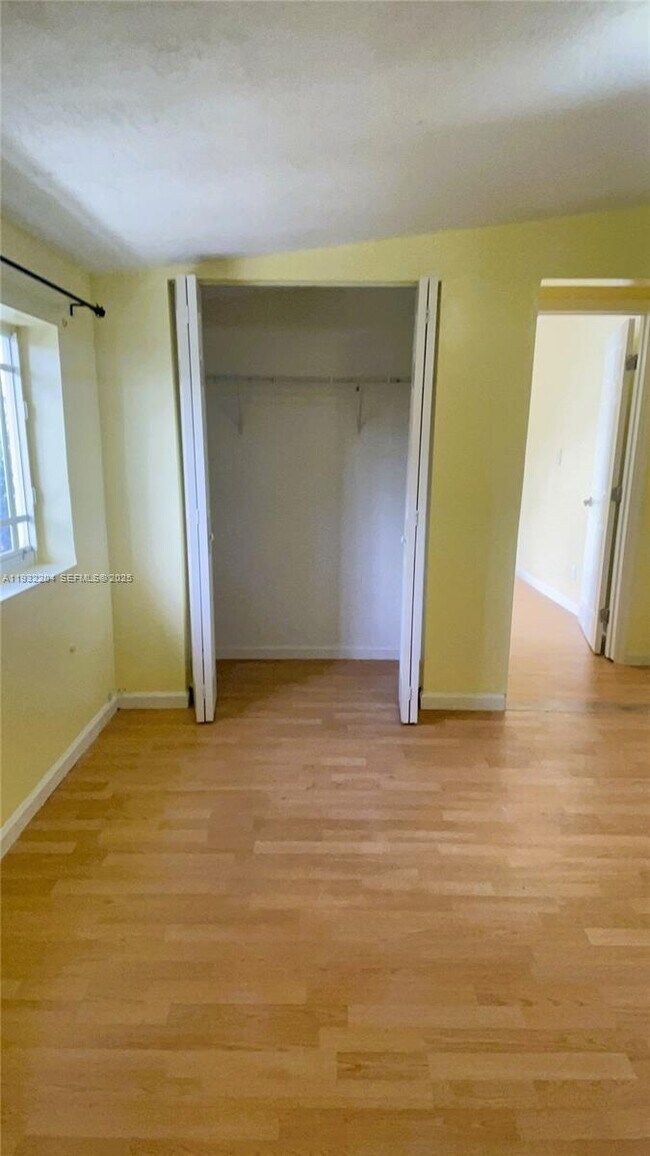 Foto del edificio - 3715 NW 194th St