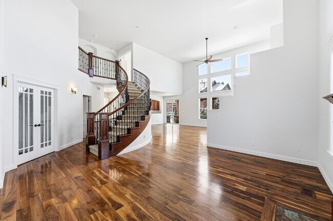 Foto del edificio - Luxurious 4-Bed Retreat with Expansive 6,053 sq. ft. Layout, High-End Finishes, Flexible Living S...