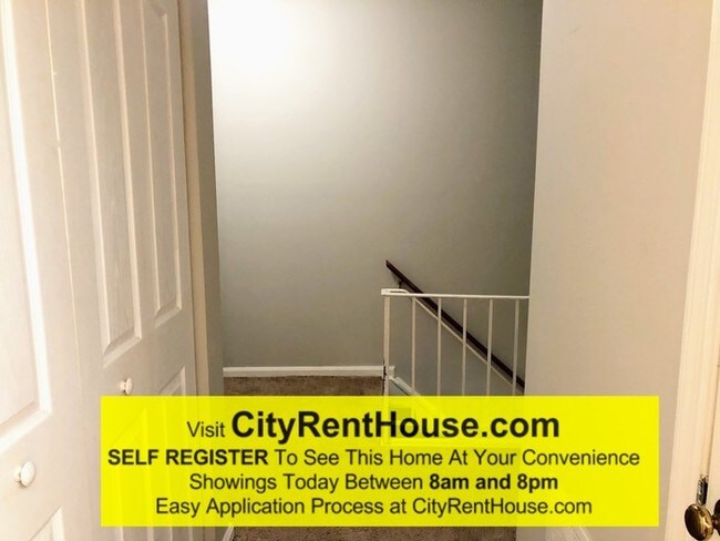 Building Photo - Private yard in Townhome community