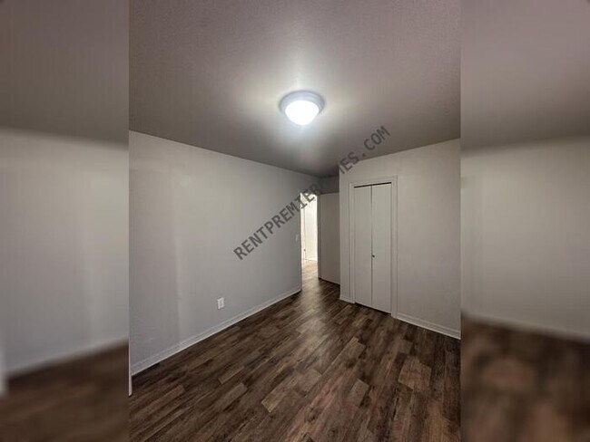 Building Photo - 1417 Shalimar Dr