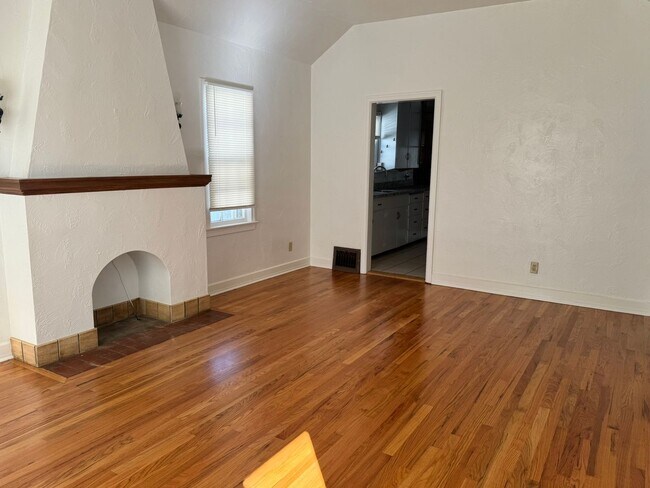 Building Photo - 618 E 27th St