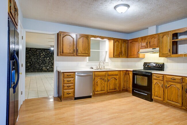 Foto del edificio - Very nice 4 bed 3 and a half bath home close to Boone Lake