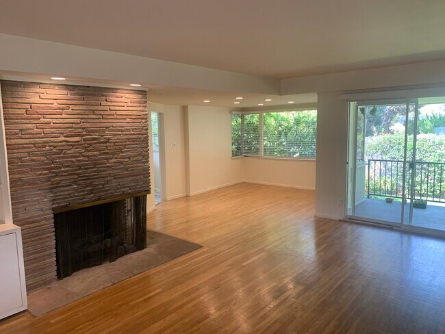 LIVING ROOM LOOKING INTO DINING - 725 Alma Real Dr
