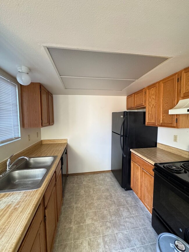 Building Photo - 2 bedroom, 1 1/2 bath townhome in the  EAGLE CREST TOWNHOMES community. MOVE IN SPECIAL