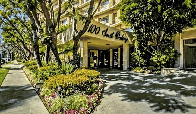 Foto del edificio - 100 S Doheny Dr