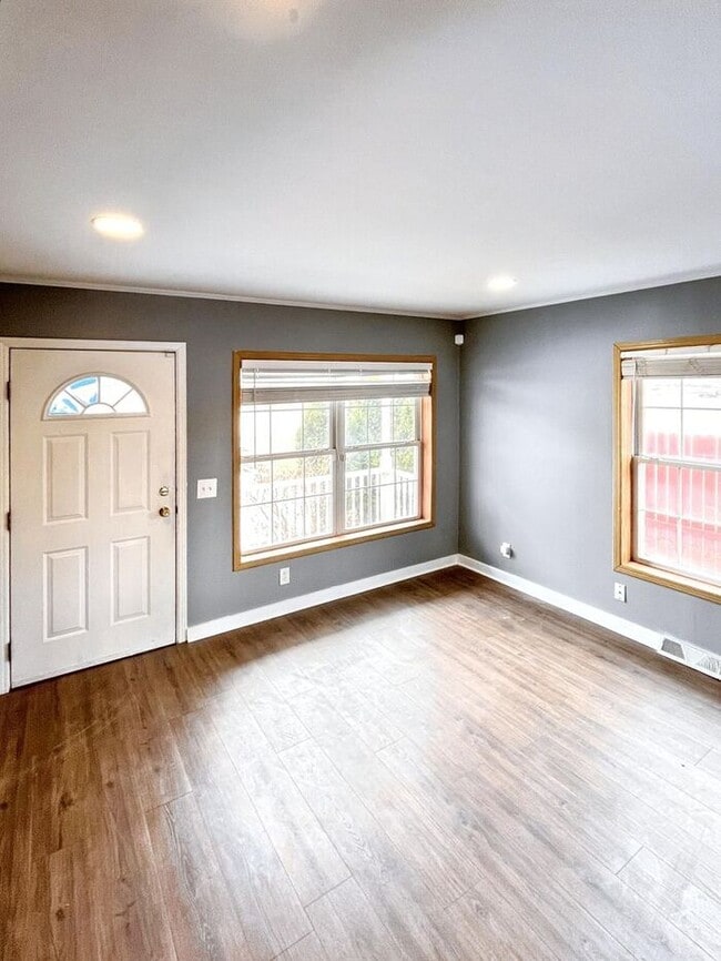 Building Photo - Charming 4-Bedroom Home in a Convenient Lo...