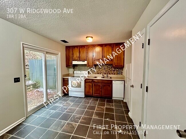Building Photo - Affordable 1 Bed Townhouse Close to Downtown
