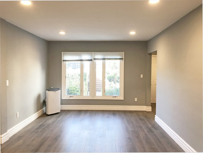 Building Photo - 402 S Robertson Blvd