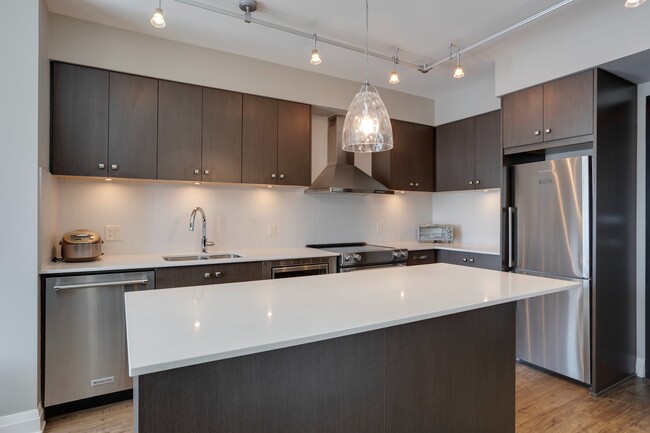 Building Photo - Stylish 1-Bed Condo for Rent on 6th Ave SW...