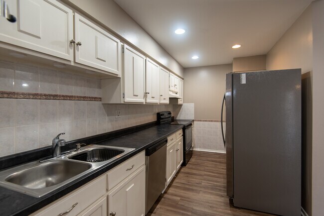 Foto del edificio - 834 E Old Willow Rd