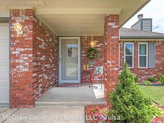 Building Photo - 3 br, 2 bath House - 2413 W. Twin Oaks St.