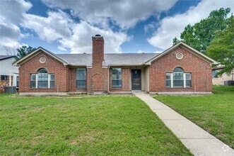 Building Photo - 824 Simon Dr