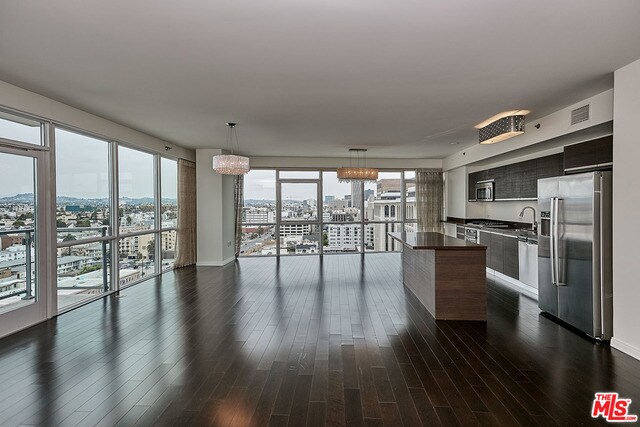 Building Photo - 3785 Wilshire Blvd