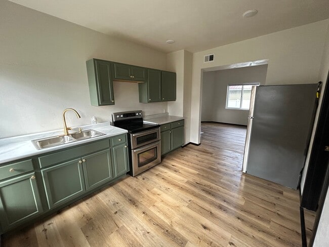 Building Photo - 406 W 5th St