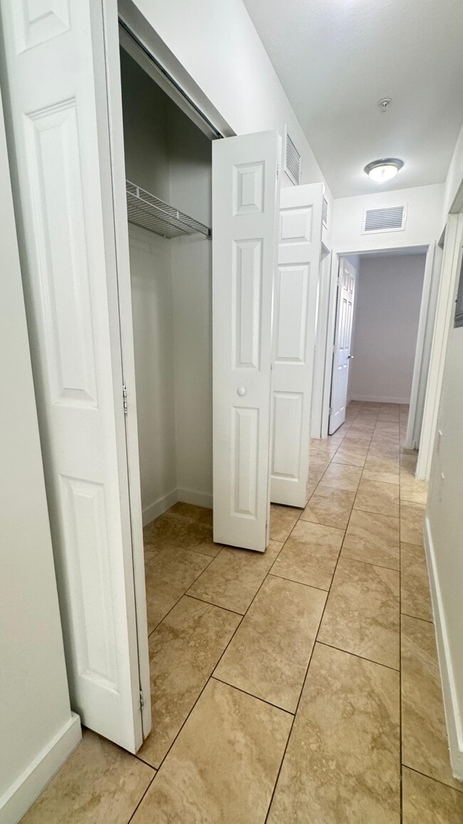 Building Photo - 420 W 77th St