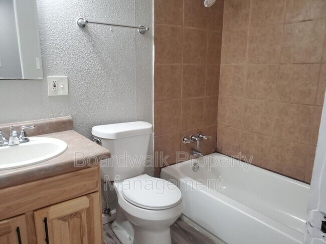 Building Photo - 423 E Fountain Pl