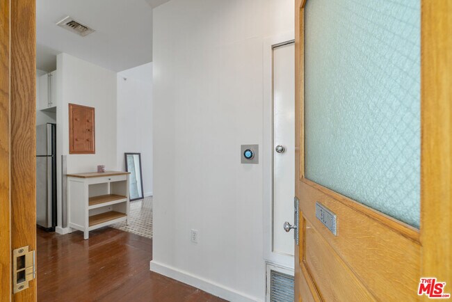 Building Photo - 257 S Spring St