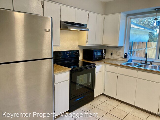 Building Photo - 2 br, 1.5 bath House - 4204 Hudson Bend Ro...
