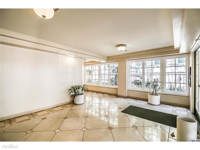 Building Photo - 125 S Oakhurst Dr
