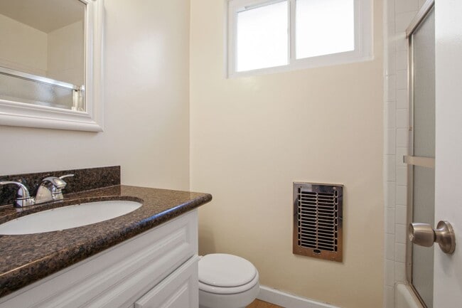 Building Photo - 10908 SM Blvd, prime Westwood, near transit