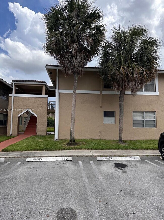 Foto del edificio - 9976 Twin Lakes Dr