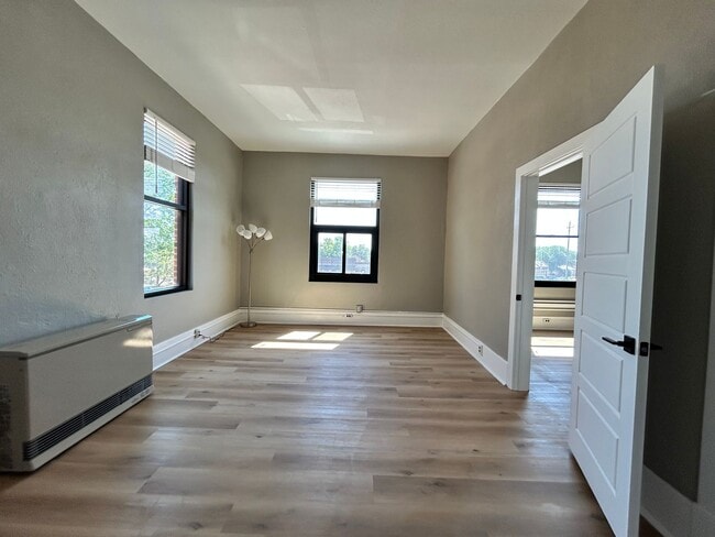 Foto del edificio - Bright 2nd Floor Apartment on 3rd Street