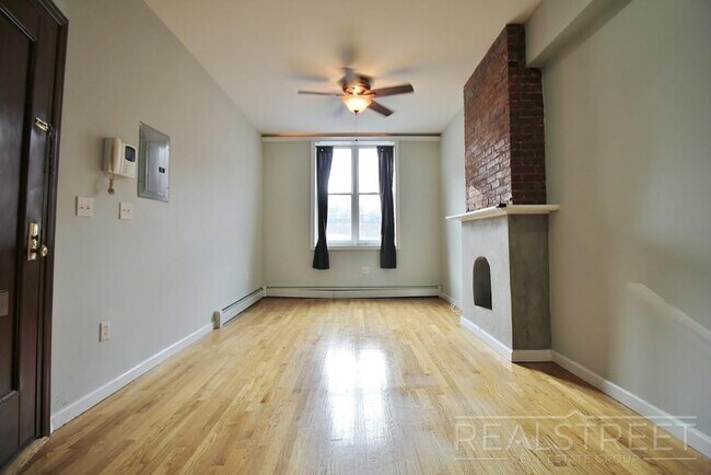 Foto del edificio - Great Deal on a Updated 1 BR in Cobble Hil...