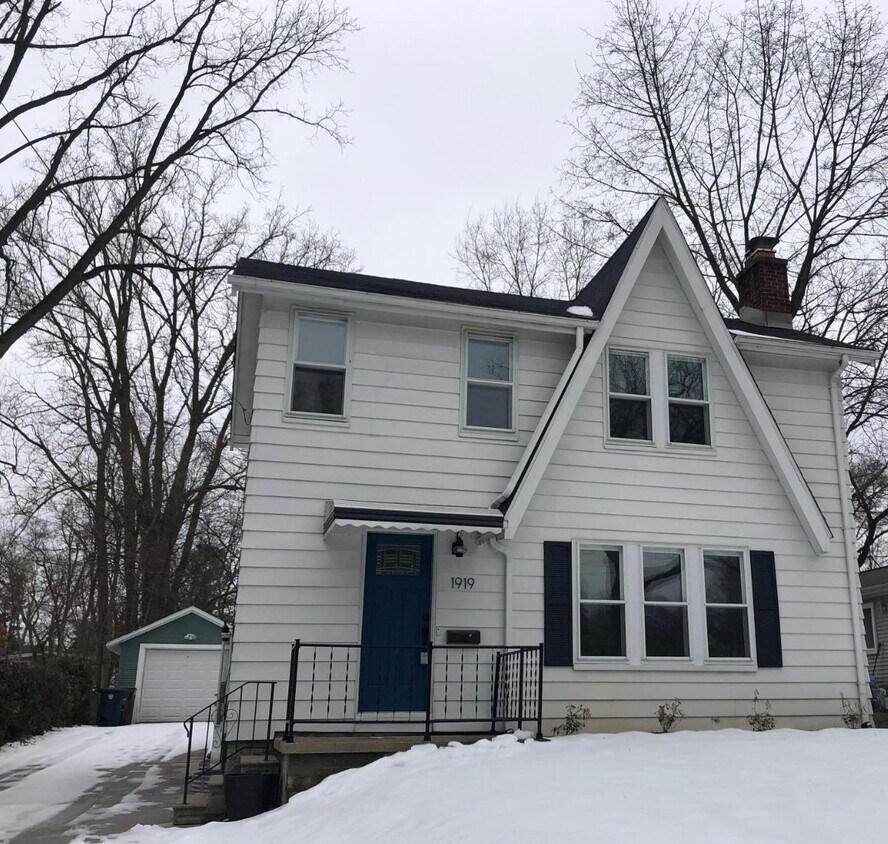 Primary Photo - 1919 Dexter Ave