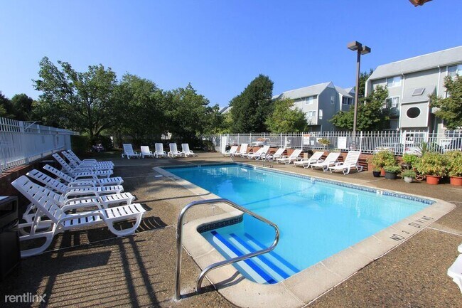Building Photo - 2 br, 1.5 bath Townhome - 152 North Beacon...