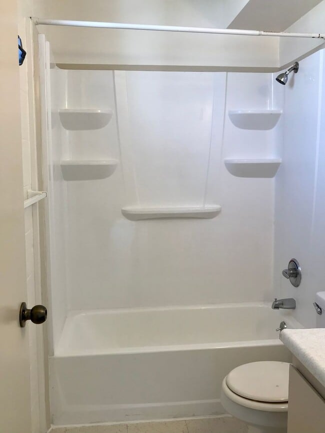 2/2/1 with Den/3rd Bedroom (Elec, Water, Sewer, Hot Water, Gas Included in Rent!) - 2/2/1 with Den/3rd Bedroom (Elec, Water, Sewer, Hot Water, Gas Included in Rent!) Apartment