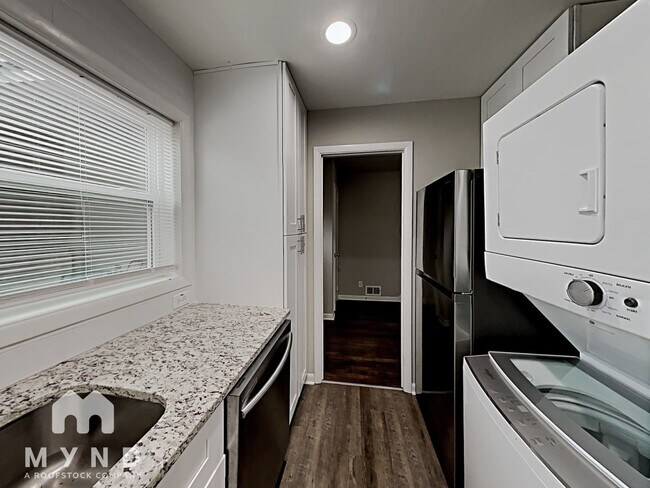 Foto del edificio - 1324 N Cliff Valley Way NE