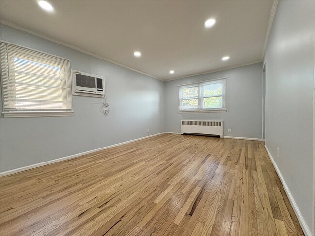 Building Photo - 49 E Hawthorne Ave