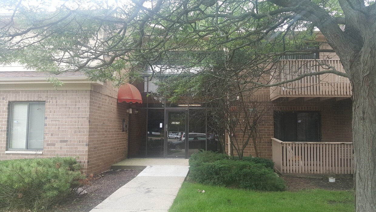 33670 N Royal Oak Ln Unit 105, Grayslake, IL 60030 Condo for Rent in