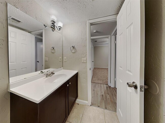 Building Photo - 7323 Silver Star Dr