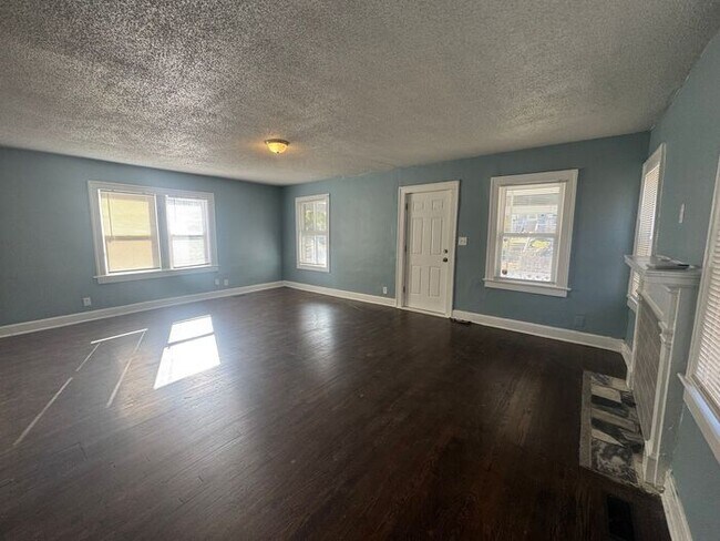 Foto del edificio - Charming 3BR 2BA Home w/ Fenced Yard + Covered Porch in KC