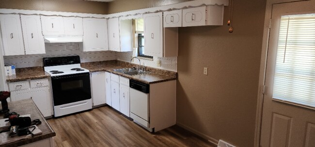Foto del edificio - 216 SW Redwood Dr